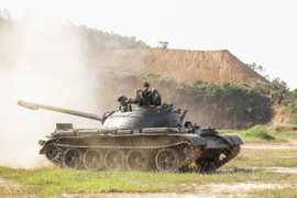 Bộ đôi tăng thiết giáp 'rùa thép' và 'trâu nước' tung hoành trong buổi huấn luyện