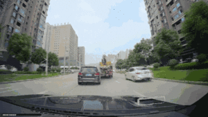 Trụ điện đâm xuyên chiếc Mercedes, tài xế thoát chết trong gang tấc