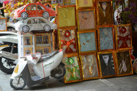 Tháng 'cô hồn' thường ế ẩm, những mặt hàng nào vẫn siêu hút khách?