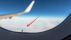 Vì sao trên cửa sổ máy bay luôn có lỗ nhỏ?