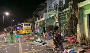 Xe khách tông vào 9 nhà dân ở Bình Thuận