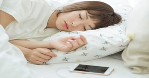 Apple cảnh báo nguy hiểm sạc iPhone khi ngủ