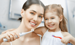 Có nên nhúng kem đánh răng vào nước trước khi đánh răng không?