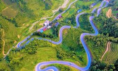 Hùng vĩ cung đường Hạnh Phúc ở Hà Giang, nơi 'đến sỏi đá cũng nở thành hoa'