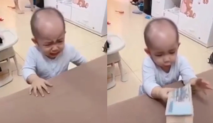 Em bé đang khóc bỗng bật cười thỏa mãn khi thấy cọc tiền