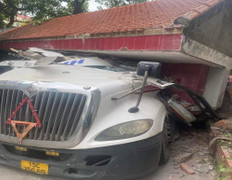 Container đâm vào trụ cổng công ty, tài xế tử vong trong cabin