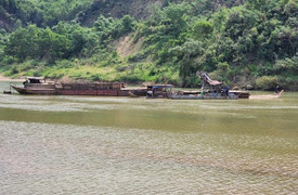 Phạt 445 triệu đồng doanh nghiệp không có giấy phép vẫn 'rút ruột' cát lòng sông ở Quảng Nam