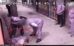 Cụ bà 86 tuổi bị đánh bất tỉnh trên phố, tài xế xe buýt tranh thủ nhảy vào 'hôi' ví tiền