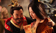 Vị hoàng đế lỡ miệng chê ái phi già, bị nàng lấy chăn đè chết ngạt là ai?