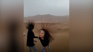 Du khách sửng sốt khi tóc bị dựng đứng giữa sa mạc ở Trung Quốc