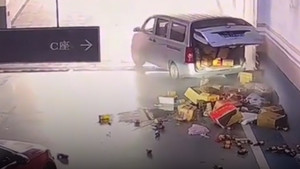 Tài xế quên kéo phanh tay ô tô chở hàng và cái kết đắng