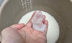 Lợi ích của việc bỏ đá lạnh vào nồi cơm 