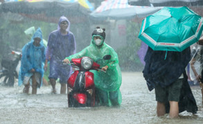 Mưa trắng trời nhiều giờ đồng hồ, đường phố Hà Nội ngập sâu, xe chết máy la liệt