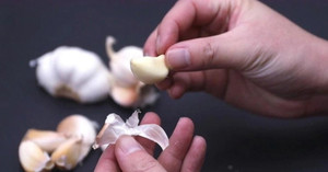 Cách bóc tỏi vừa nhanh vừa không bị ám mùi lên tay