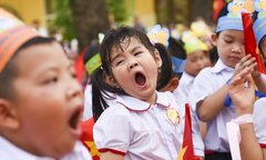 Muôn cảm xúc ngày đầu lớp 1 tựu trường, em vui vẻ, em khóc nức nở trước cửa lớp