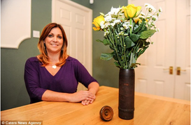 Đem bình sắt về cắm hoa, người phụ nữ tá hỏa khi biết sự thực về nó sau 30 năm