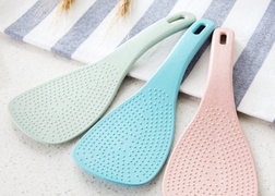 Công dụng của chiếc lỗ trên muôi xới cơm