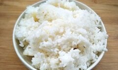 Ăn cơm nguội hâm nóng có ảnh hưởng đến sức khỏe không?