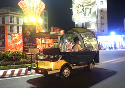 Xe điện phục vụ du lịch tại Bình Định: Tài xế vô tư xem điện thoại, 'đua' tốc độ