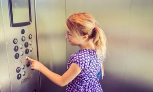 Bị điện giật run người khi đi thang máy khách sạn, bé gái tổn thương cơ tim 