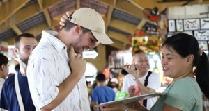 Vụ 3 đôi tất giá 700 nghìn: Đình chỉ tiểu thương 'hét' giá khách du lịch