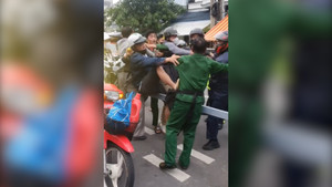 Bị nhắc nhở xếp hàng lên phà, nhóm đi mô tô lao vào đánh người 