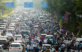 Chưa đến ngày khai giảng, đường phố Thủ đô ùn tắc khắp nẻo bất kể ngày đêm