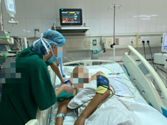 Lương thấp, bác sĩ trẻ nghỉ viện công, chấp nhận đền bù tiền để sang viện tư làm