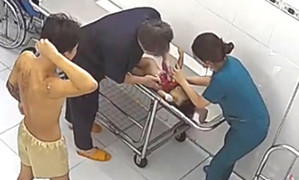 Bé trai 2 tuổi tử vong khi uống sữa: Có dấu hiệu bị bạo hành