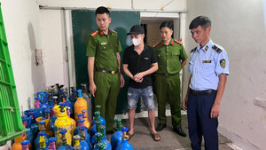 Phát hiện kho 'khí cười' trong ngõ sâu ở Hà Nội