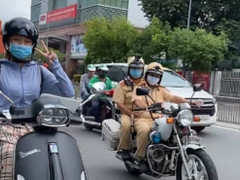 Cái kết 'méo mặt' của cô gái vừa lái xe vừa tạo dáng chụp ảnh 