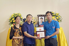 Cán bộ xã quên thân cứu người được trao huy hiệu 'Tuổi trẻ dũng cảm'