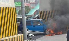 Hà Nội: Ô tô cháy ngùn ngụt giữa ngã tư Nguyễn Trãi - Thanh Xuân