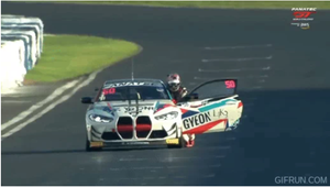 Đang dẫn đầu thì xe đua hết xăng, VĐV Nhật Bản phải đẩy xe về đích