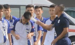 Học trò ăn mừng khiêu khích đối thủ, HLV Ngô Quang Trường đánh ngay trên sân