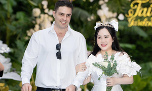 Bi hài chuyện diễn viên 'lùn nhất showbiz' lấy chồng Tây