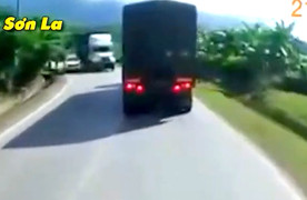  Xe con đỗ ngay khúc cua suýt gây hậu quả 