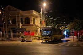 Xe máy va chạm xe khách trên quốc lộ 6, nam thanh niên tử vong tại chỗ