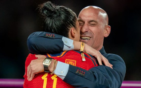 Bị ép hôn, tuyển thủ Tây Ban Nha lên án Chủ tịch liên đoàn bóng đá
