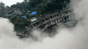 Khoảnh khắc hàng loạt tòa nhà cao tầng đổ sập sau trận lở đất