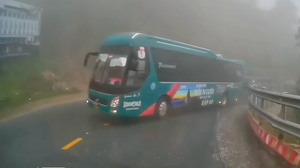 Xe khách vượt ẩu gây tai nạn trên đường lên Sapa