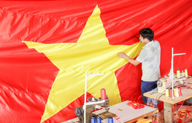 Làng may cờ Tổ quốc tất bật ngày đêm sản xuất phục vụ dịp lễ Quốc khánh 2/9