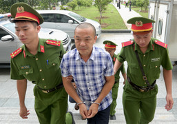 Cựu Chủ tịch UBND Hà Nội Nguyễn Đức Chung hầu tòa cùng 14 bị cáo