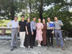 Cảnh 'chụp ảnh thờ, đi xem huyệt' trong Gia đình mình vui bất thình lình gây bão