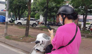 Lái xe máy bằng 1 tay có phạm luật không?