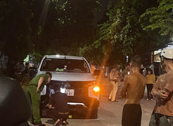 Bị hàng xóm lùi ô tô tông trúng, bé trai 17 tháng tuổi chết thương tâm