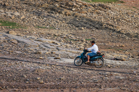 Nước cạn trơ đáy, người dân đi xe máy dưới lòng hồ Kẻ Gỗ