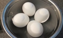 Luộc trứng xong có nên ngâm nước lạnh? 