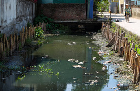 Kinh hoàng rác thải ngập tràn 'thôn sốt xuất huyết'