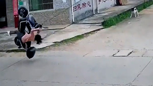 Vướng dây điện lủng lẳng giữa đường, cả người và xe máy lộn nhào trên không